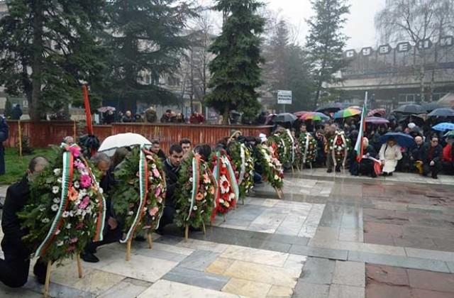 Враца сведе глава пред Апостола