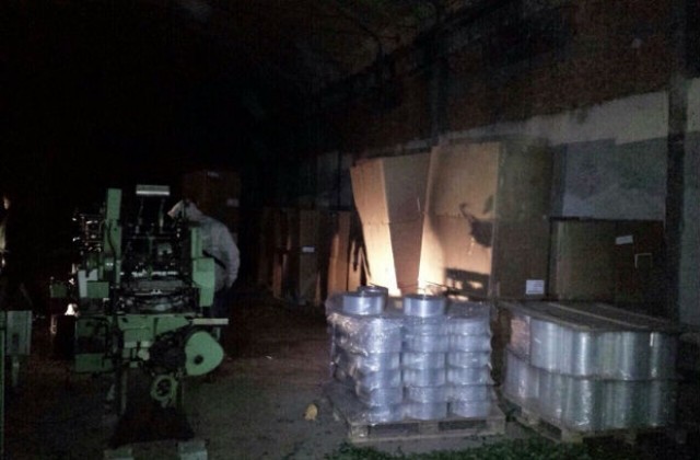 Разбиха нелегална фабрика за цигари в Луковит
