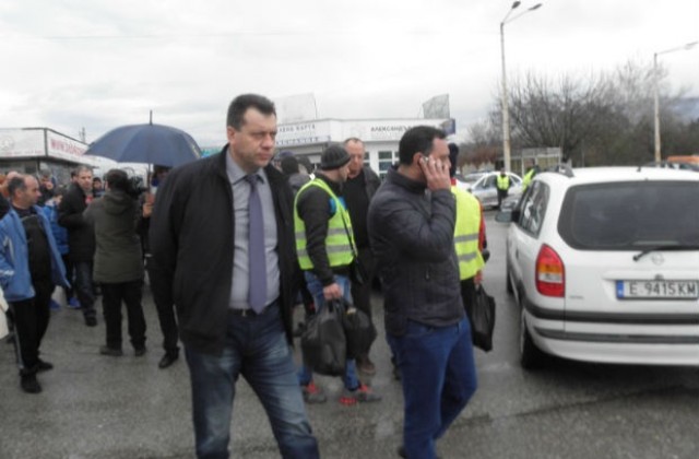 Преговорите се провалиха, блокадата на границата остава