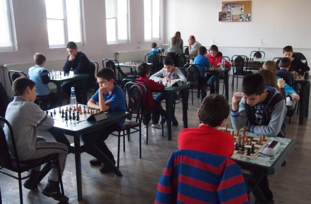 21 деца се включиха в турнир по шах в Младежкия дом