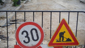 Ограничиха движението по Елена Твърдица заради пропадане на пътното платно