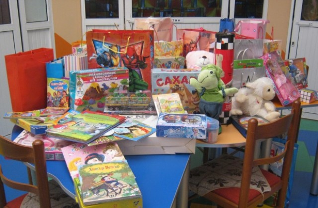 Младо семейство събра играчки на сватбата си за децата от ЦСРИ- Дупница