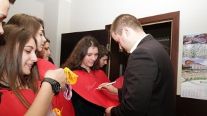 Прегръдки и хартиени цветя раздаваха младежи с послание за любов