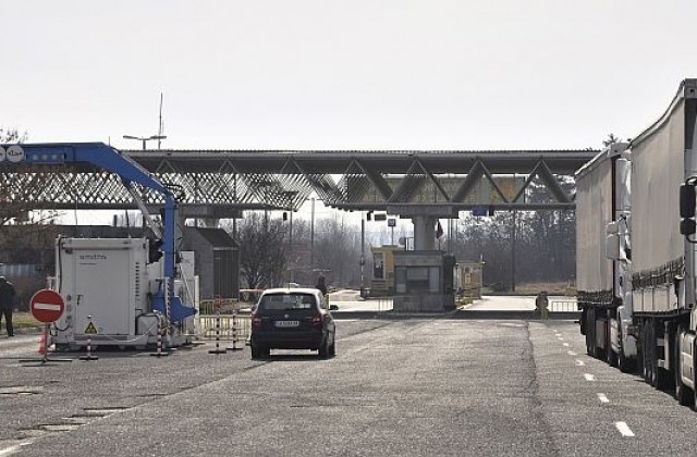 Границата с Гърция е отворена, опашки от камиони има на Дунав мост