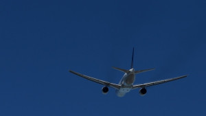 Забраняват смартфони и лаптопи в багажа при полет