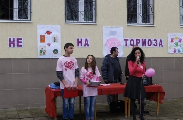 Флашмоб в Деня на розовата фланелка в Хасково