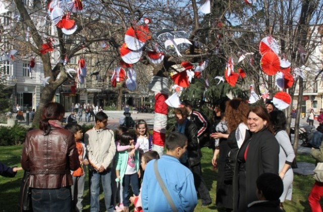Деца от дом „Мария Луиза“ украсиха с мартеници площада пред Общината