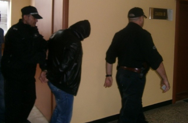 Оставиха в ареста бащата, който нападна двама възпитаници на НУИП.Пипков
