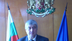 Областният управител провери изграждането на подпорна стена на брега на