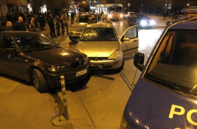 Кола блъсна майка с дете на тротоар в София