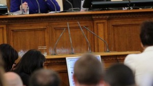 Само депутатите които знаят английски ще четат доклада за КТБ