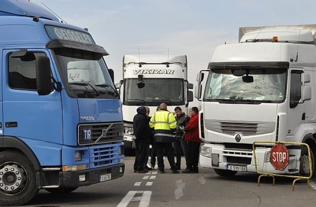 Километри опашка на Кулата заради блокадата на границата