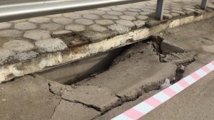 Част от моста в Куклен пропадна