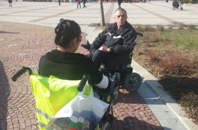 Хората в инвалидни колички търсят подкрепа