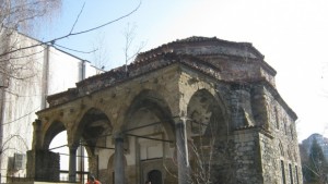 Кастрят дърветата на покрива на Джамията в Дупница