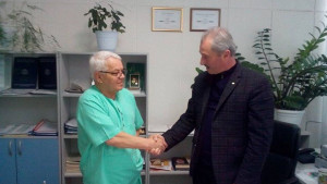 Хирургизобретател дари момиче тежко пострадало при катастрофа