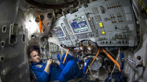 След 340 дни в космоса Скот Кели мечтае за басейн