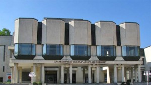 Покривът на театъра тече няма пари за ремонт