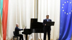 Солистът на женевската опера пя в подкрепа на алпиниста Боян