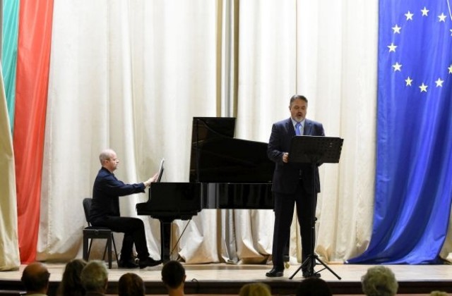 Солистът на женевската опера пя в подкрепа на алпиниста  Боян Петров