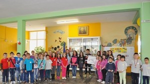 Деца продадоха 3000 мартеници дариха парите на пострадало при катастрофа