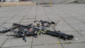 Кръстове с пера от гълъби ужасиха бургаски комплекс