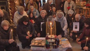 Близки на загиналите във влака СофияКардам почетоха паметта им след