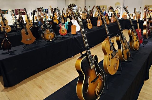В Ню Йорк изложиха за продажба 300 редки китари (СНИМКИ)