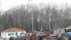 Гръцките фермери изтеглят тракторите си от границата