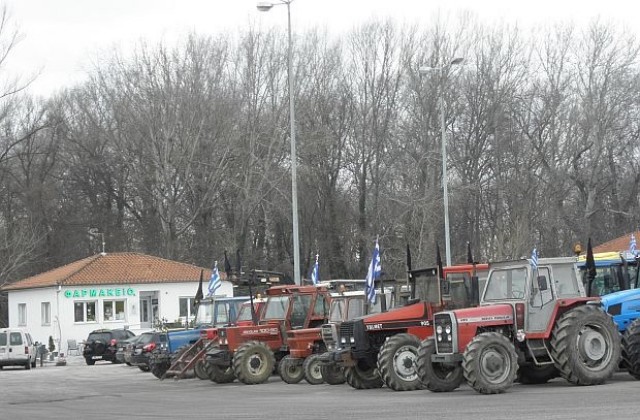 Гръцките фермери изтеглят тракторите си от границата
