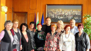 Певици от женски хор Армейски звуци изненадаха кмета Даниел Панов