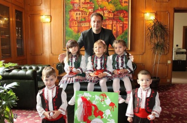 Деца изненадаха кмета на В.Търново Даниел Панов с мартенски подарък