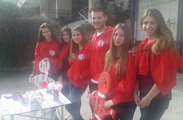 Търновски младежи организираха първомартенска благотворителна акция