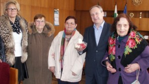 Възрастни хора дариха мартеница на кмета на Търговище
