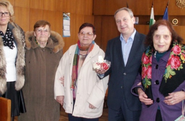 Възрастни хора дариха мартеница на кмета на Търговище