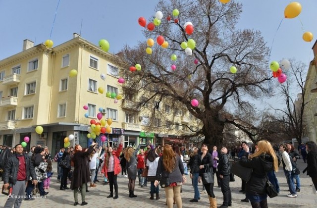 С пускане на разноцветни балони Сливен отбеляза Световния ден на редките болести
