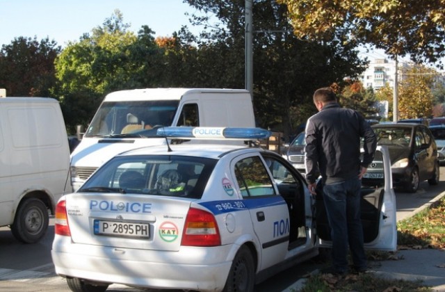 Криминално проявен блъсна полицай при преследване във Враца