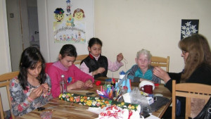 Деца подариха мартеници на Дома за възрастни хора