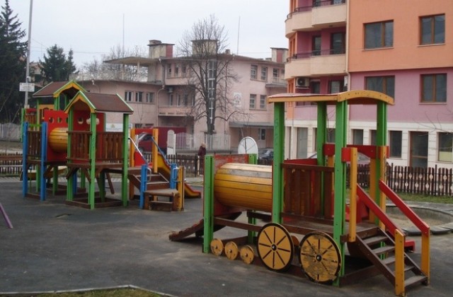 Фирма Паркстрой обезопаси детските площадки