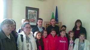 Деца от ОДК изненадаха с мартеници кмета и служителите в