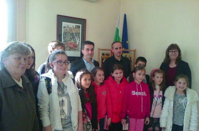 Деца от ОДК изненадаха с мартеници кмета и служителите в община Кюстендил