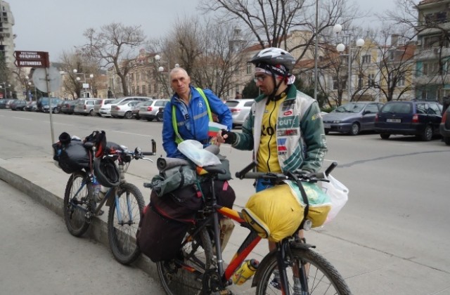 Шуменец и варненец пътуват с велосипеди до Шипка за 3 март