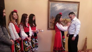 Ученици закичиха кмета на Сливен с мартеници