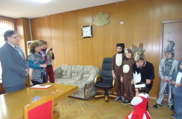 Деца от Дом Калинка поздравиха Любомир Христов за 1 март