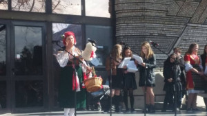 Баба Марта раздаде мартенички на пл Свобода