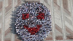 Жива мартеница се усмихна от видинския площад