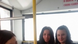 Млади социалисти закичиха мартеници на старозагорци в градския транспорт