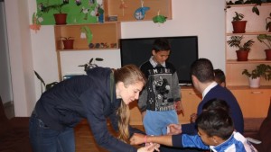 Младежи от МГЕРБ Сливен закичиха с мартеници децата от Център