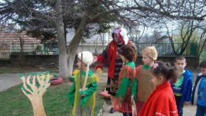 Деца от Лясковец посрещнаха Баба Марта със 100метрова мартеница