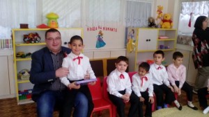 Кметът на Свищов подари мартеници на детските градини